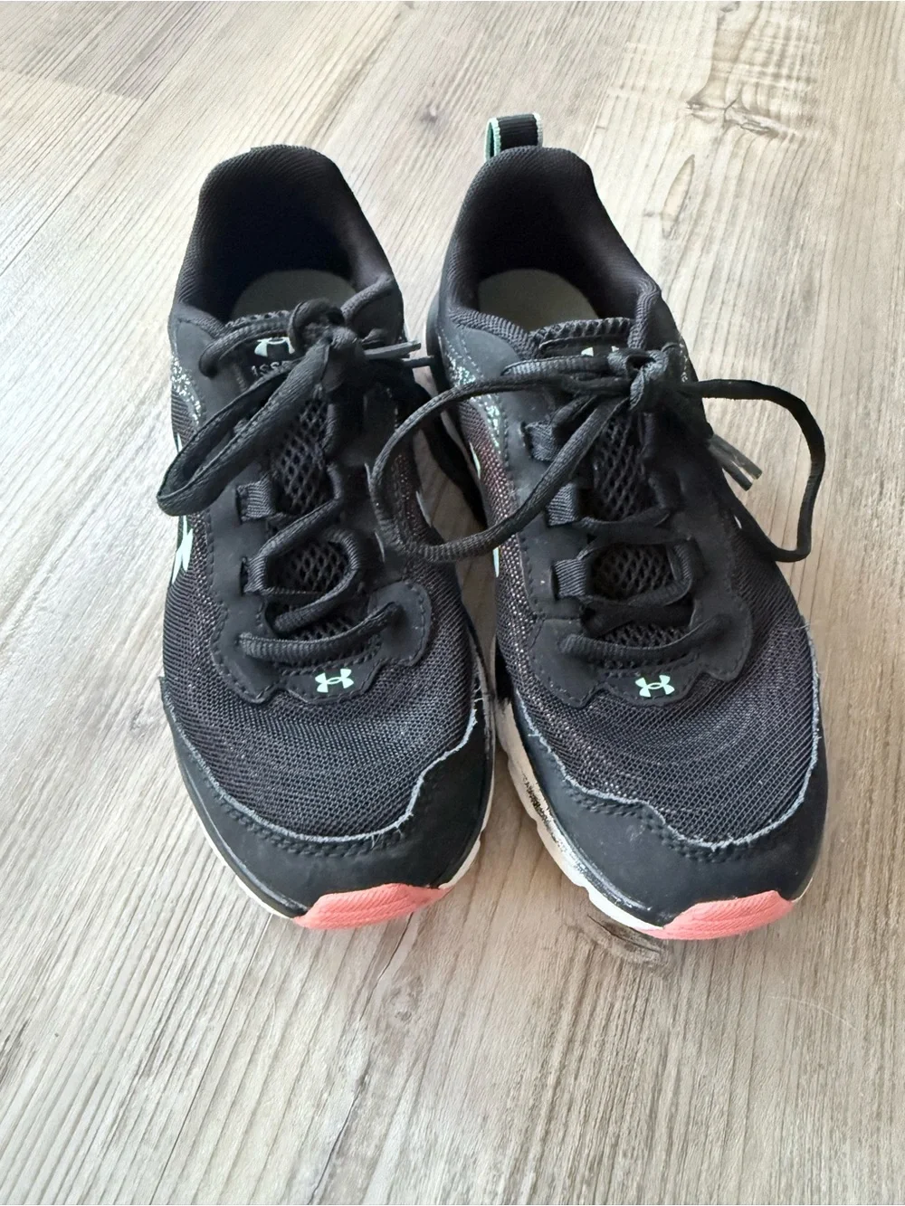 Girls size 4.5 under armour gym shoes